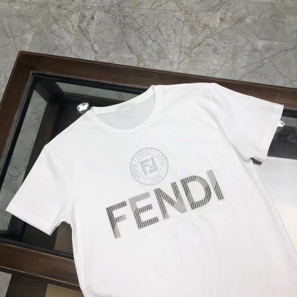 【Fendi旗艦店】（フェンディ）クラシックでスタイリッシュな半袖スウェットシャツ01328