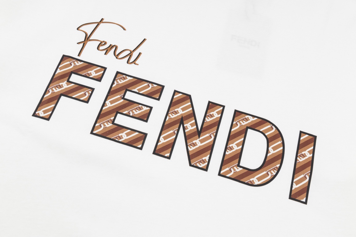 【Fendi旗艦店】（フェンディ）クラシックでスタイリッシュな半袖スウェットシャツ01456