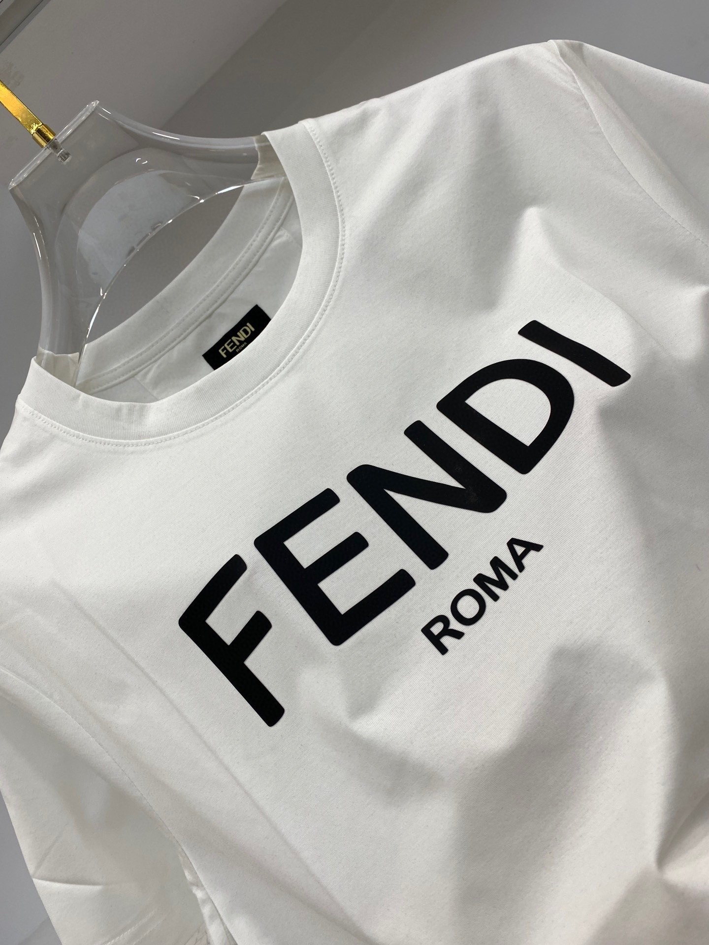 【Fendi旗艦店】（フェンディ）クラシックでスタイリッシュな半袖スウェットシャツ01602