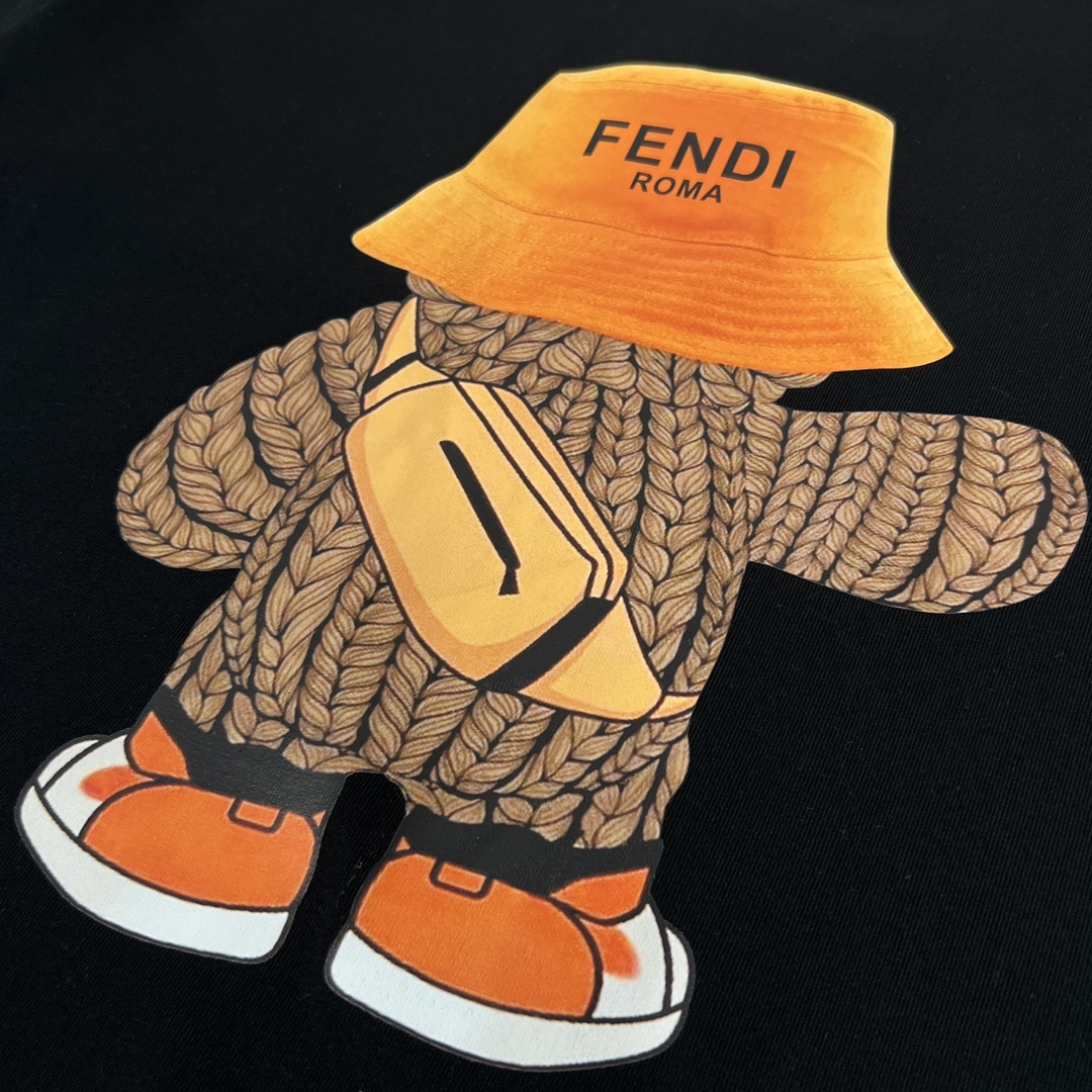 【Fendi旗艦店】（フェンディ）クラシックでスタイリッシュな半袖スウェットシャツ01834