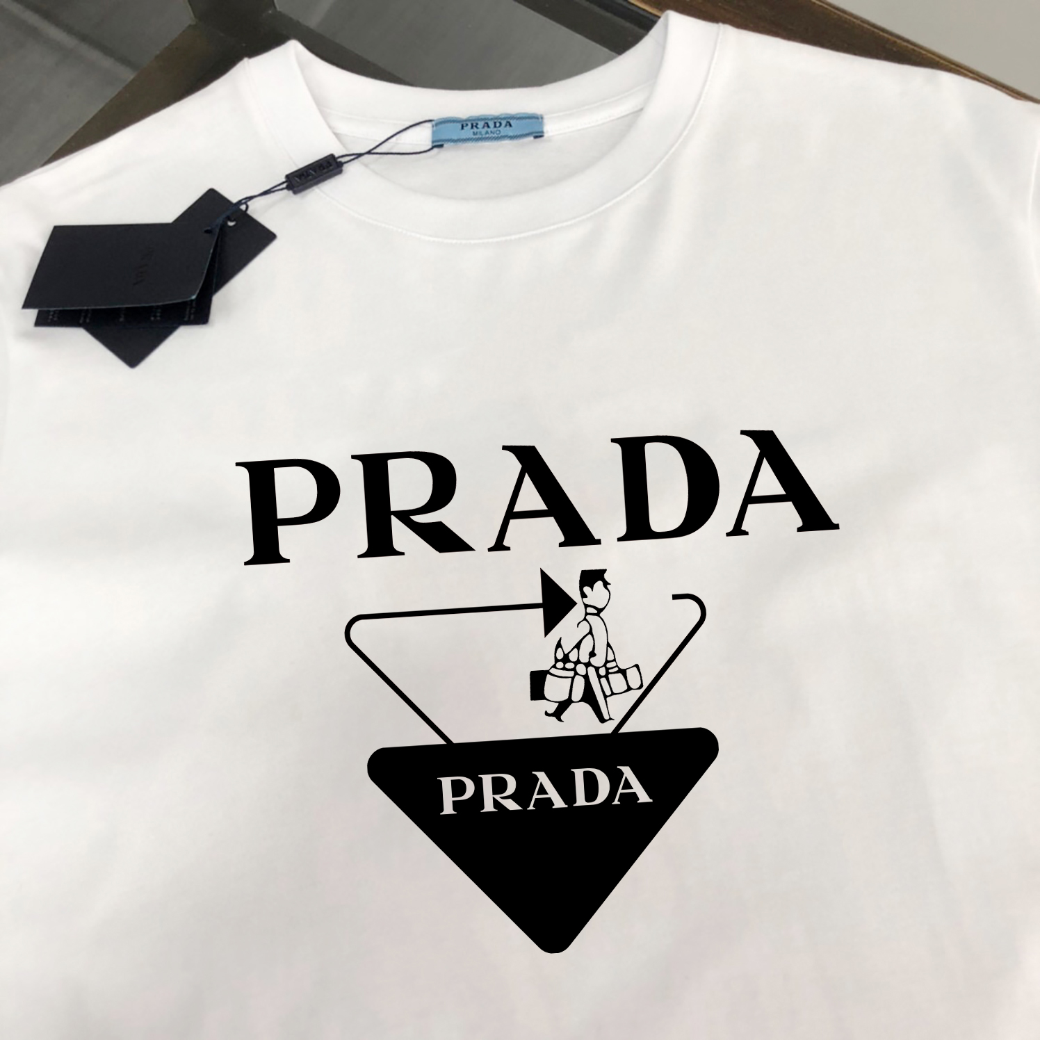 【Prada旗艦店】（プラダ）クラシックでスタイリッシュな半袖スウェットシャツ01162