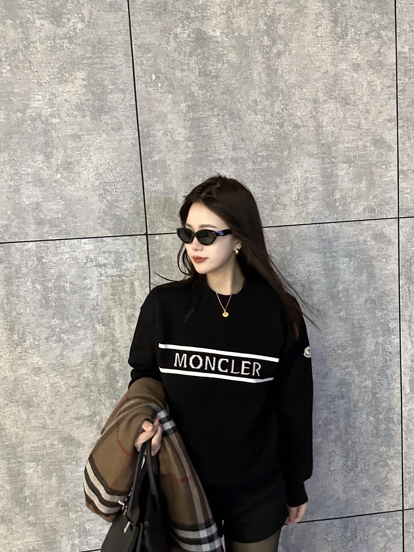 【MONCLER旗艦店】（モンクレール）クラシックでスタイリッシュな長袖スウェットシャツ00049