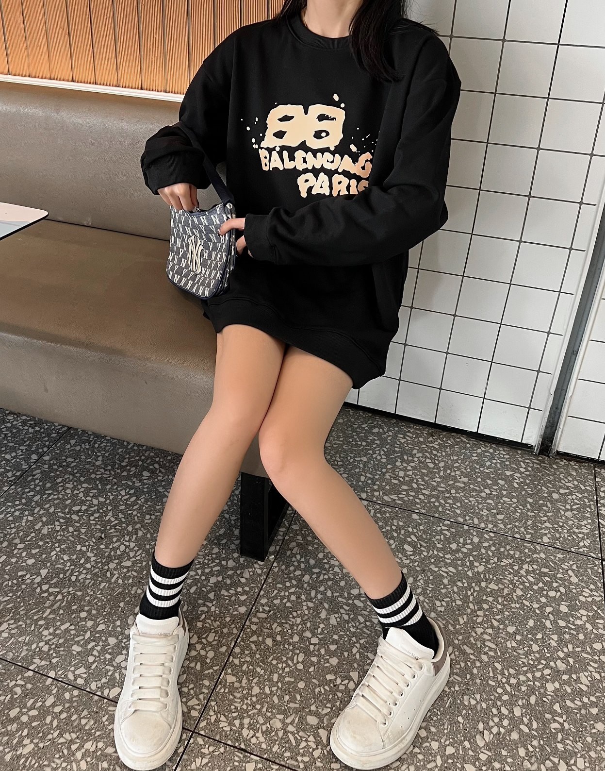 【BALENCIAGA旗艦店】（バレンシアガ）クラシックでスタイリッシュな長袖スウェットシャツ01068