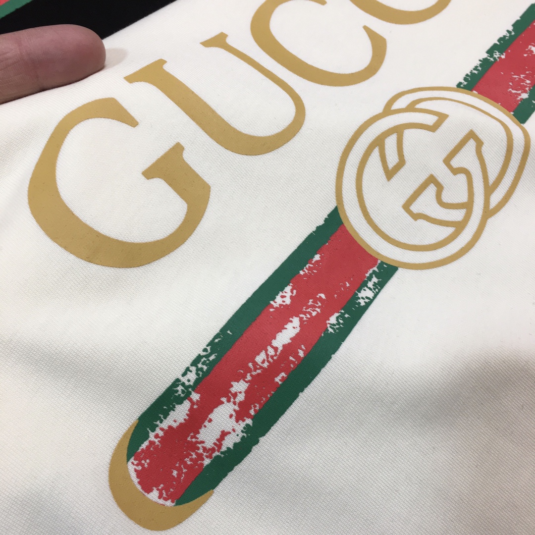 【GUCCI旗艦店】（グッチ）クラシックでスタイリッシュな半袖スウェットシャツ01399