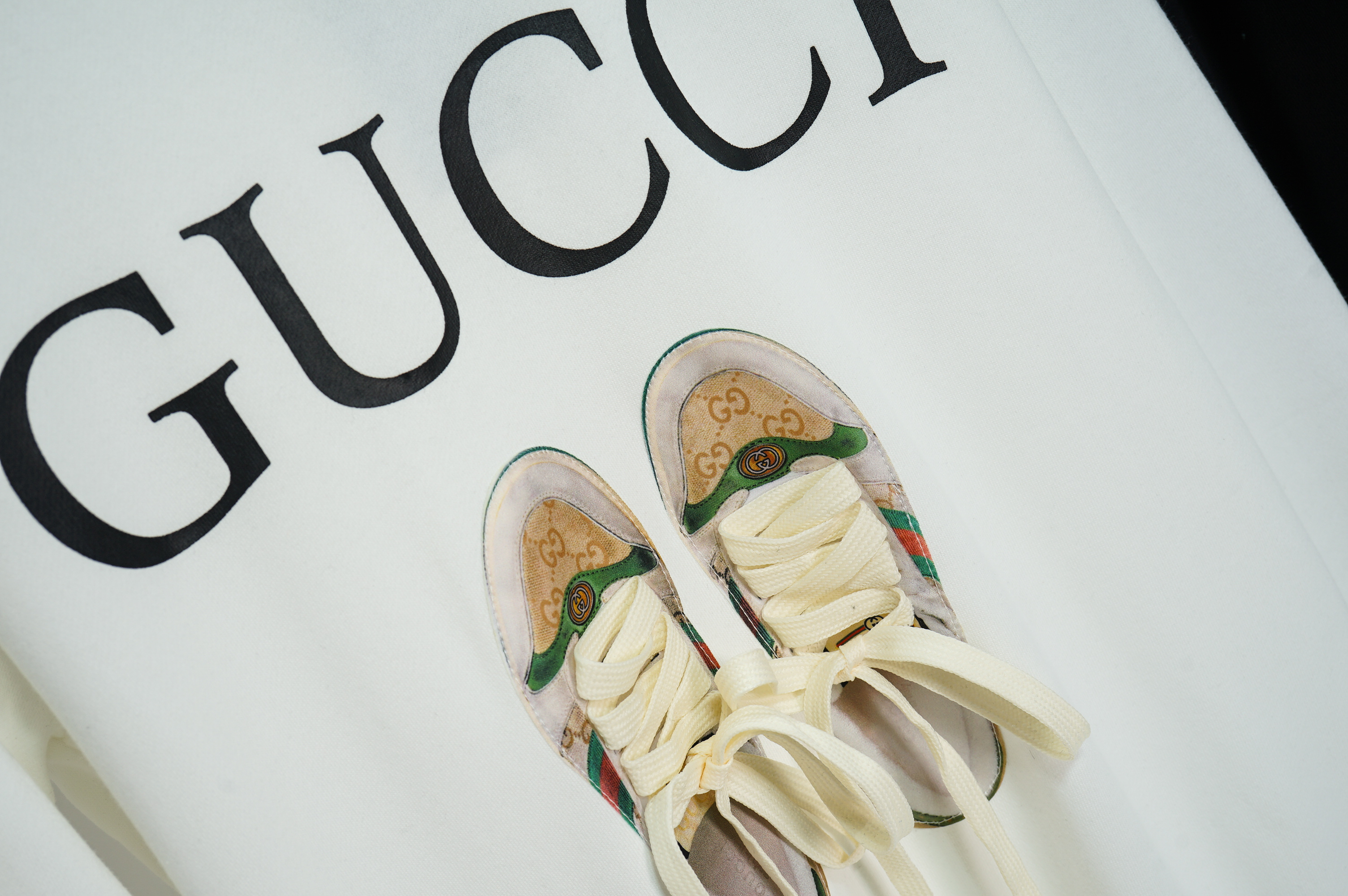 【GUCCI旗艦店】（グッチ）クラシックでスタイリッシュな長袖スウェットシャツ01871
