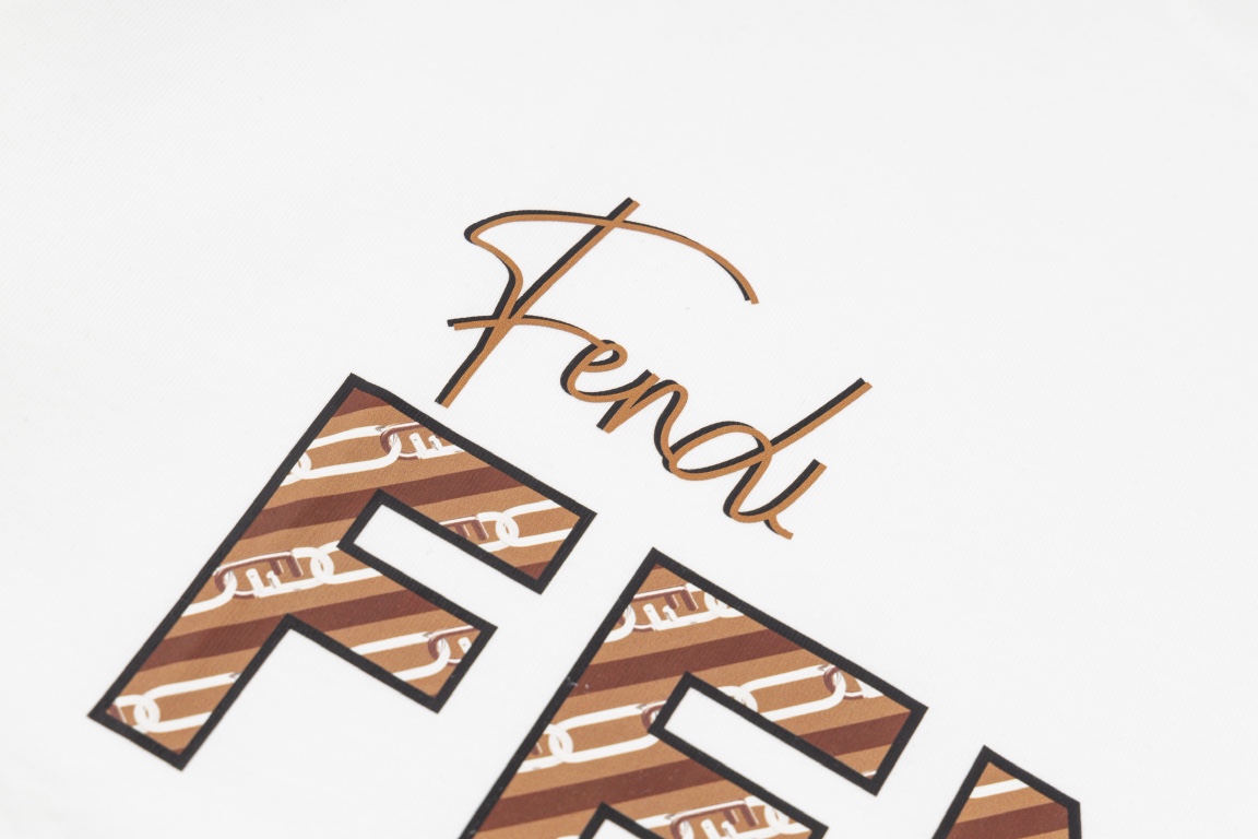 【Fendi旗艦店】（フェンディ）クラシックでスタイリッシュな半袖スウェットシャツ01456