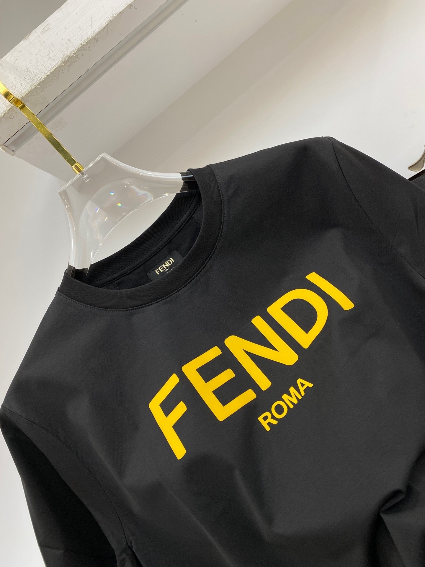 【Fendi旗艦店】（フェンディ）クラシックでスタイリッシュな半袖スウェットシャツ01602