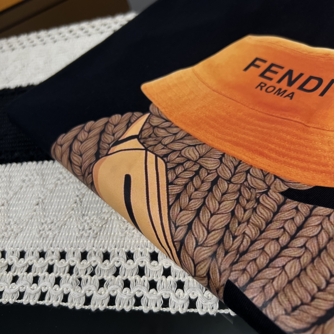 【Fendi旗艦店】（フェンディ）クラシックでスタイリッシュな半袖スウェットシャツ01834