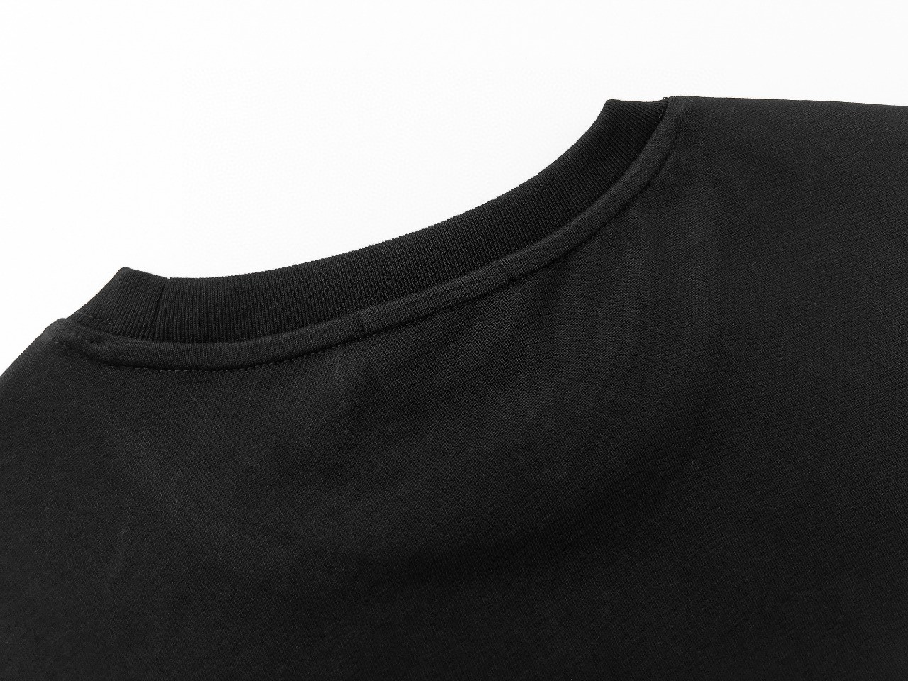 【Prada旗艦店】（プラダ）クラシックでスタイリッシュな半袖スウェットシャツ01860