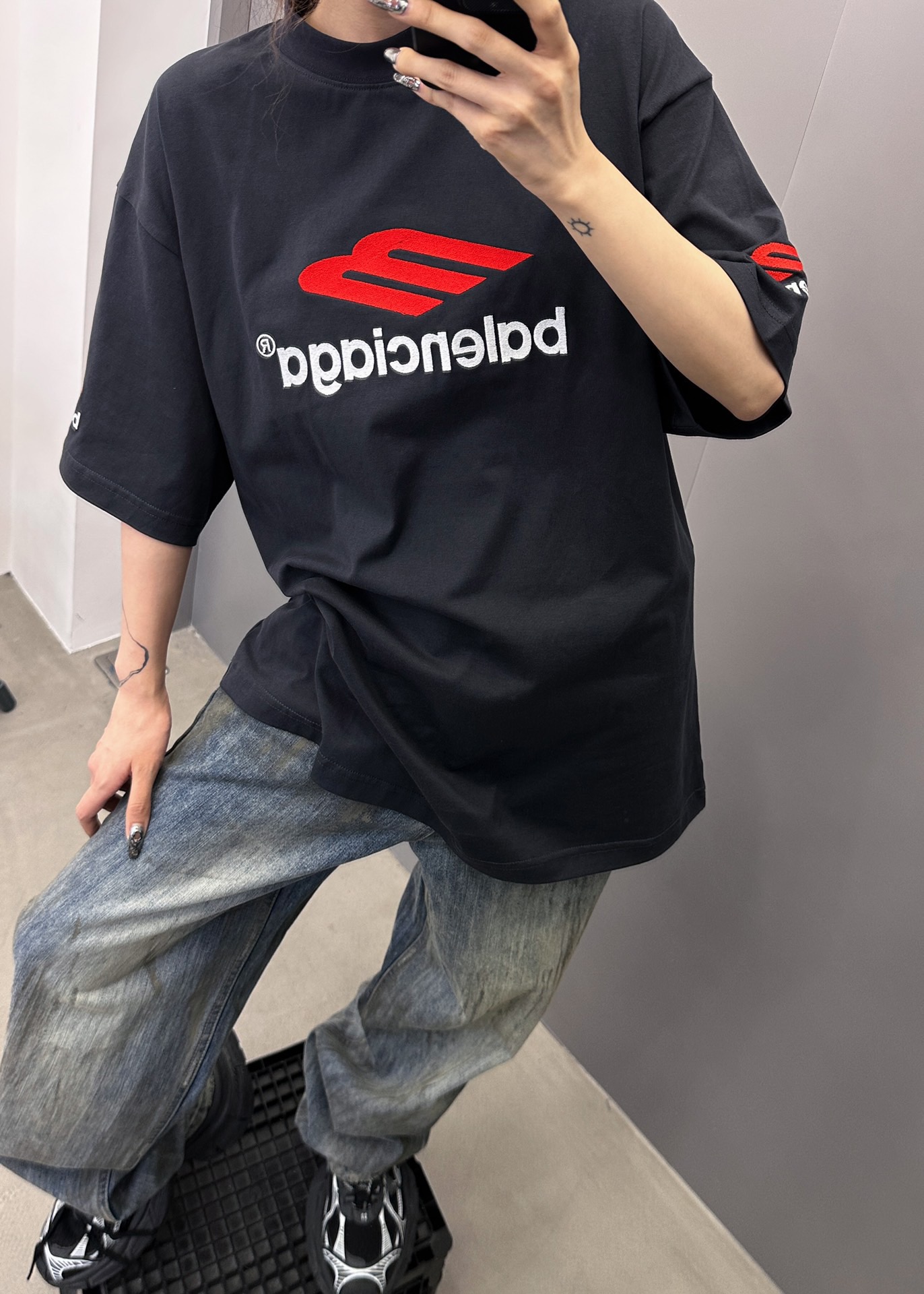 【BALENCIAGA旗艦店】（バレンシアガ）クラシックでスタイリッシュな半袖スウェットシャツ01745