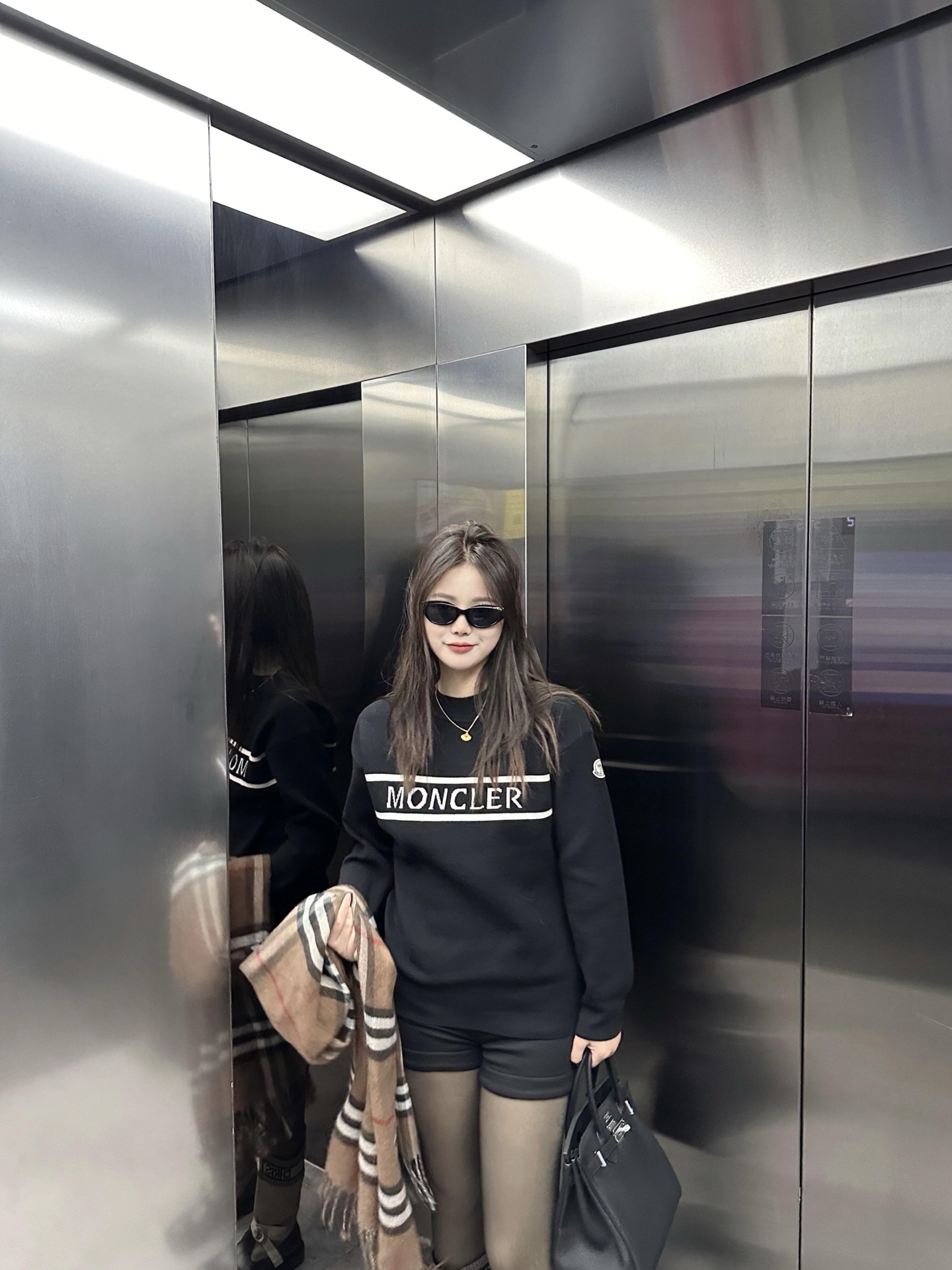 【MONCLER旗艦店】（モンクレール）クラシックでスタイリッシュな長袖スウェットシャツ00049