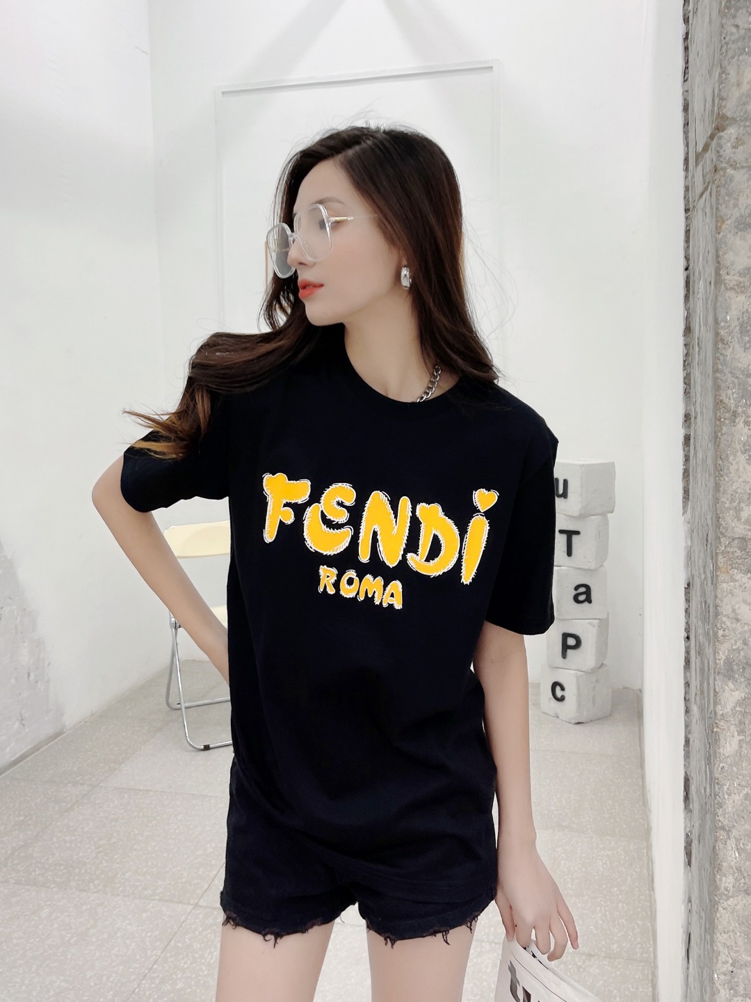 【Fendi旗艦店】（フェンディ）クラシックでスタイリッシュな半袖スウェットシャツ01427