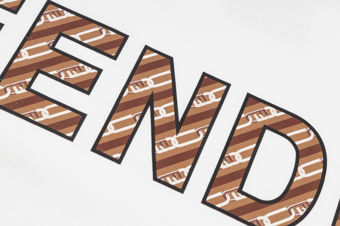 【Fendi旗艦店】（フェンディ）クラシックでスタイリッシュな半袖スウェットシャツ01456