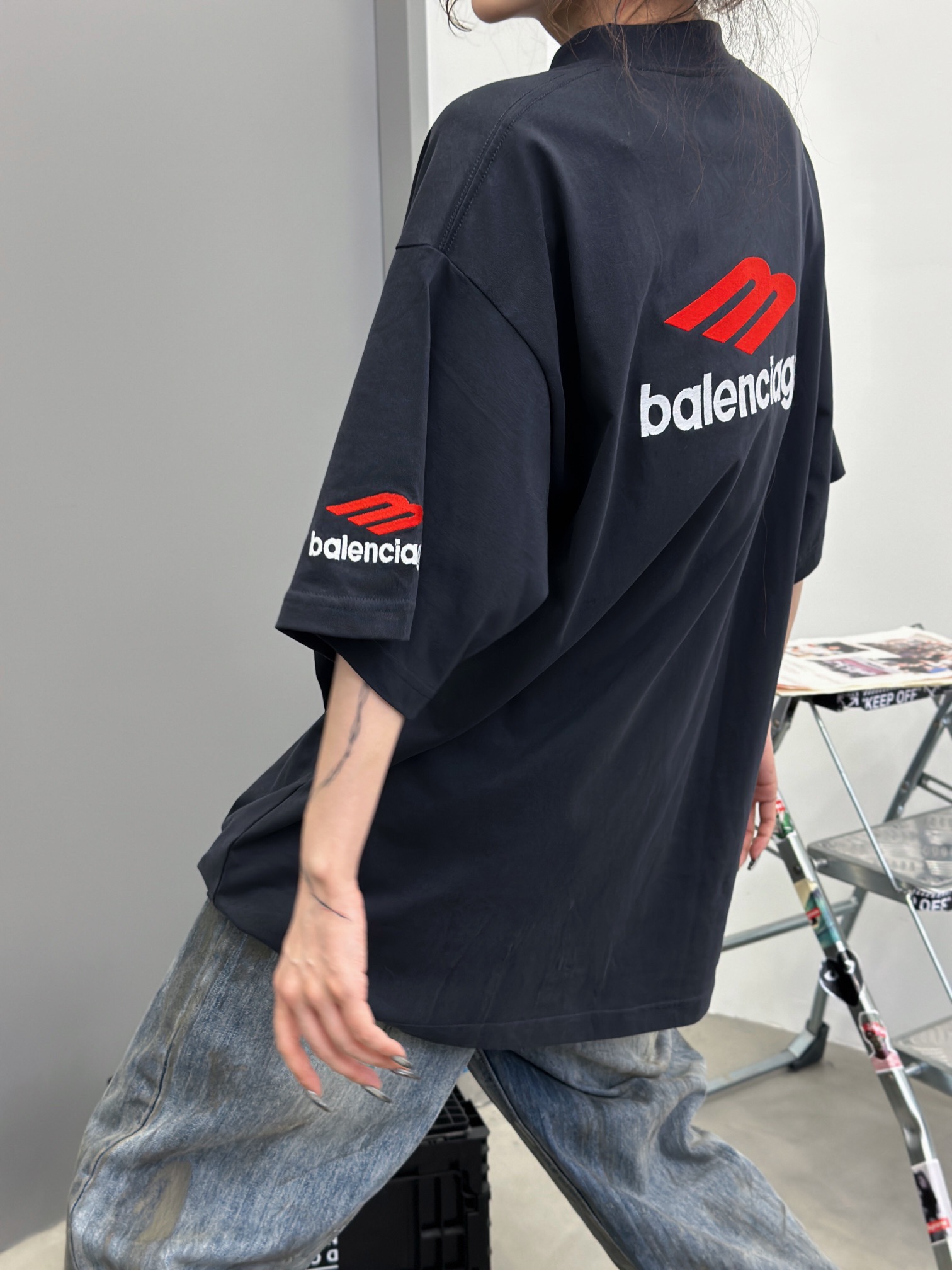 【BALENCIAGA旗艦店】（バレンシアガ）クラシックでスタイリッシュな半袖スウェットシャツ01745