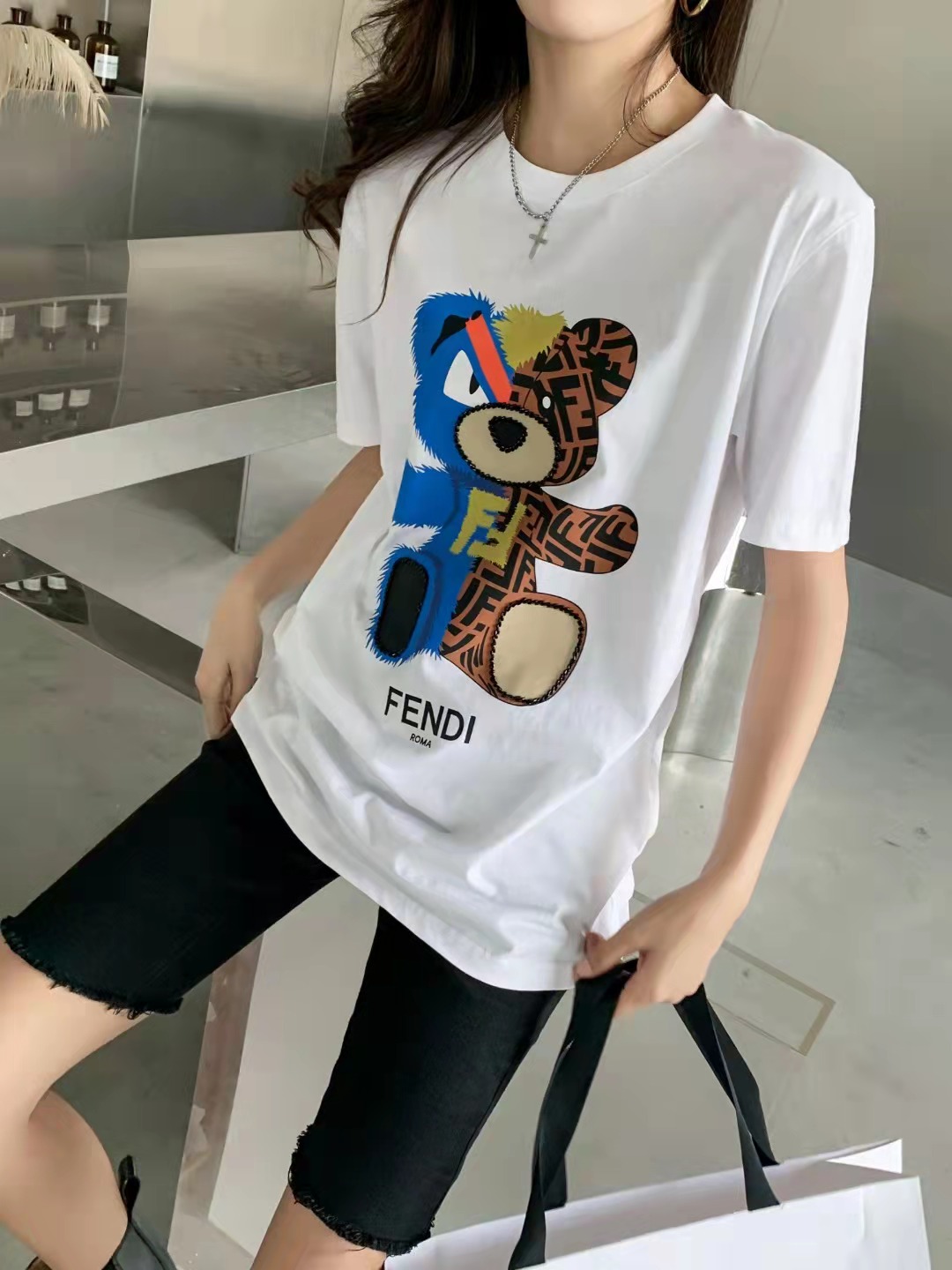 【Fendi旗艦店】（フェンディ）クラシックでスタイリッシュな半袖スウェットシャツ01603