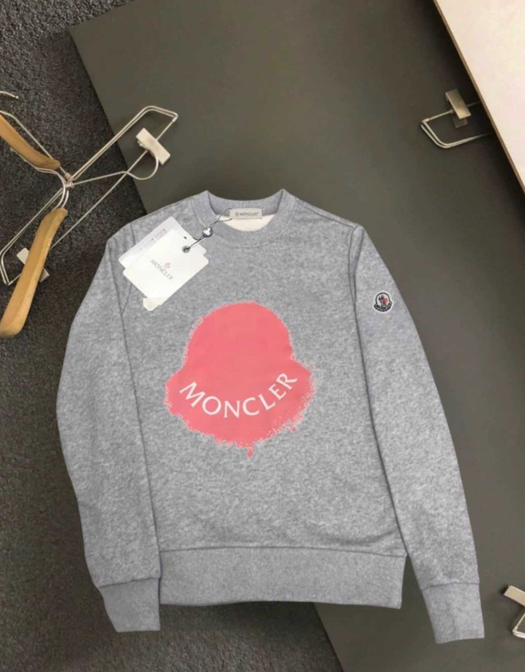 【MONCLER旗艦店】（モンクレール）クラシックでスタイリッシュな長袖スウェットシャツ00233