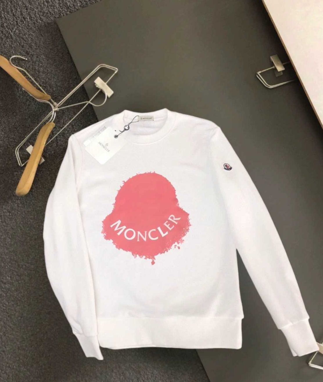 【MONCLER旗艦店】（モンクレール）クラシックでスタイリッシュな長袖スウェットシャツ00233