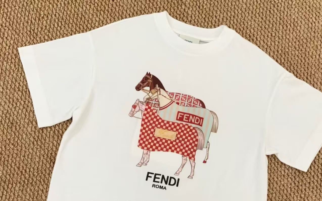 【Fendi旗艦店】（フェンディ）クラシックでスタイリッシュな半袖スウェットシャツ01363