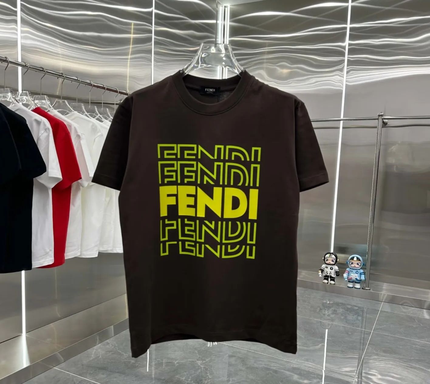 【Fendi旗艦店】（フェンディ）クラシックでスタイリッシュな半袖スウェットシャツ00345