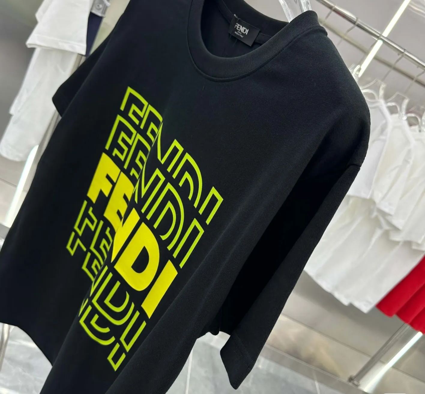 【Fendi旗艦店】（フェンディ）クラシックでスタイリッシュな半袖スウェットシャツ00345