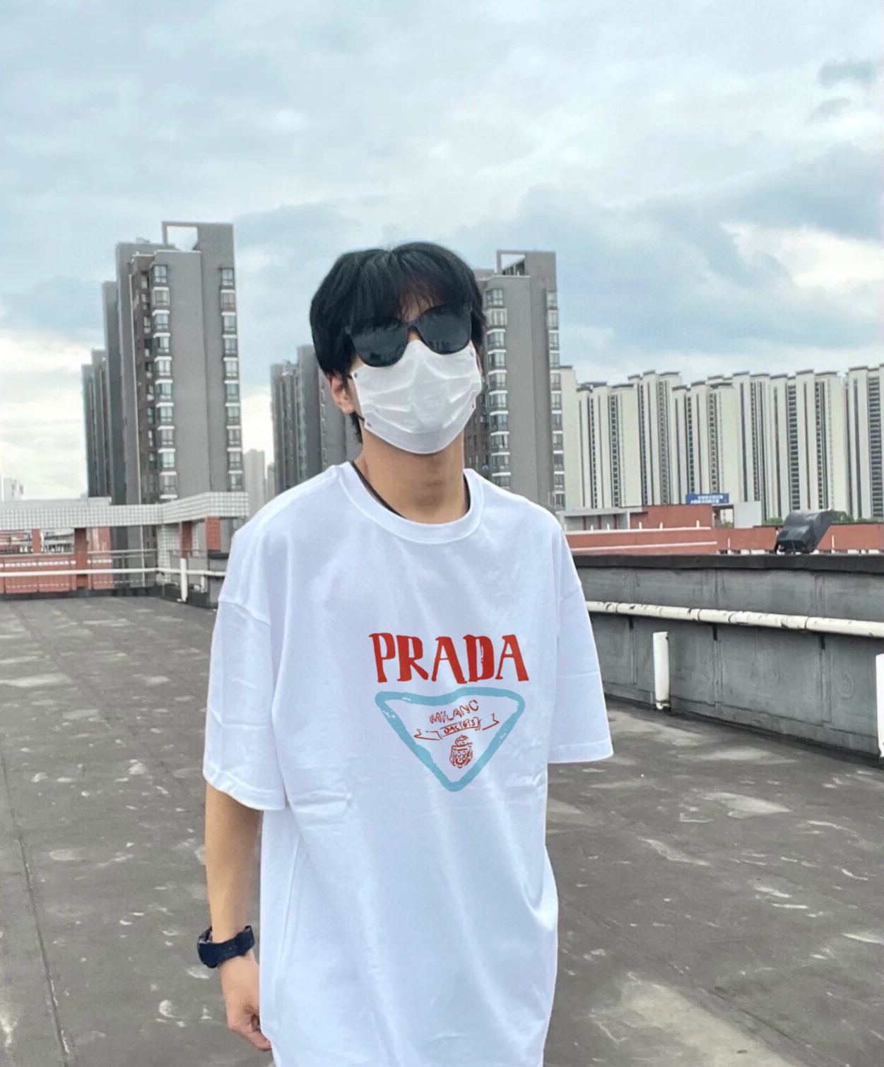 【Prada旗艦店】（プラダ）クラシックでスタイリッシュな半袖スウェットシャツ01881