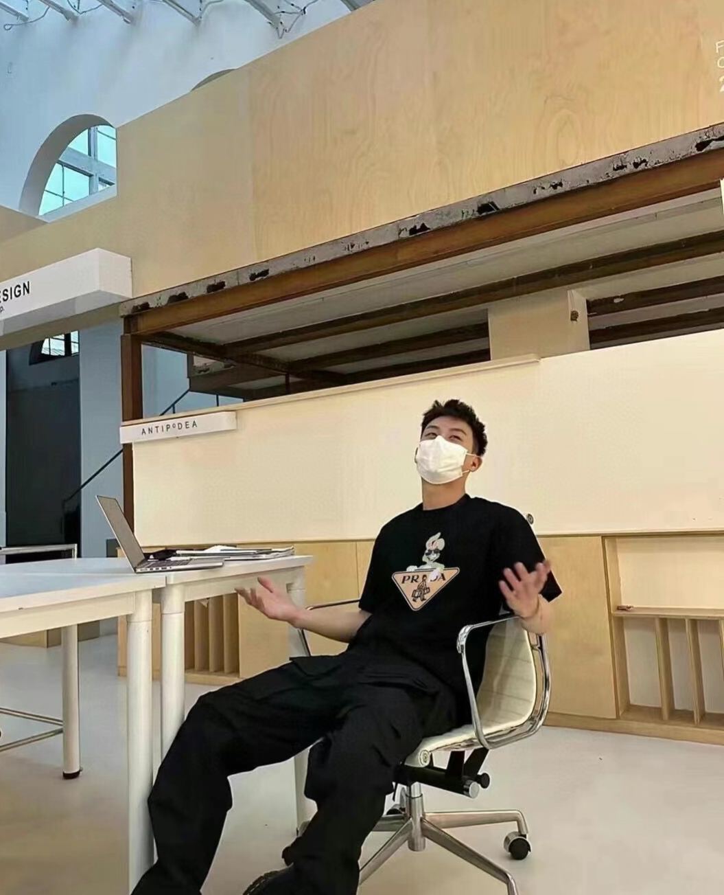 【Prada旗艦店】（プラダ）クラシックでスタイリッシュな半袖スウェットシャツ01440