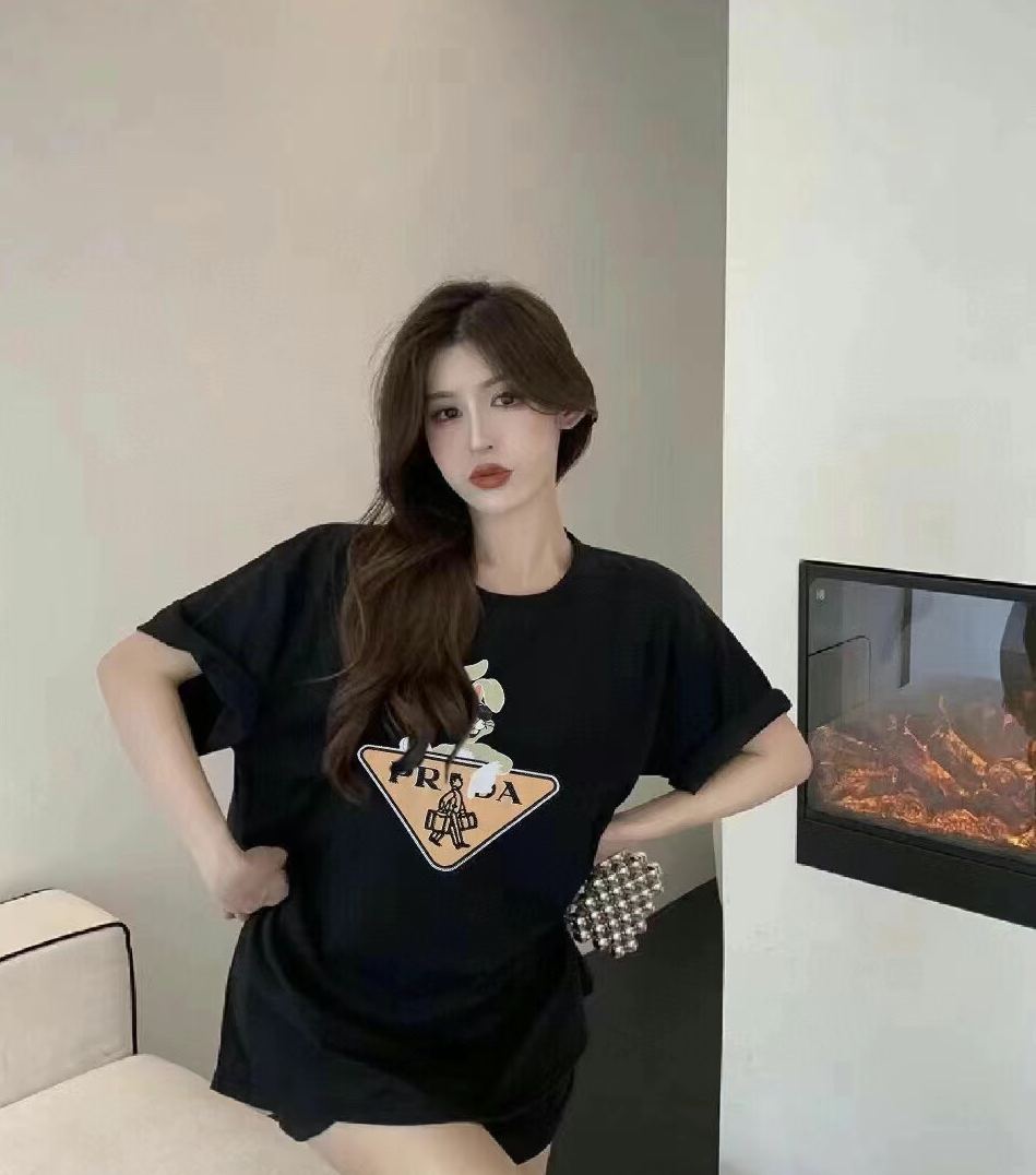 【Prada旗艦店】（プラダ）クラシックでスタイリッシュな半袖スウェットシャツ01440