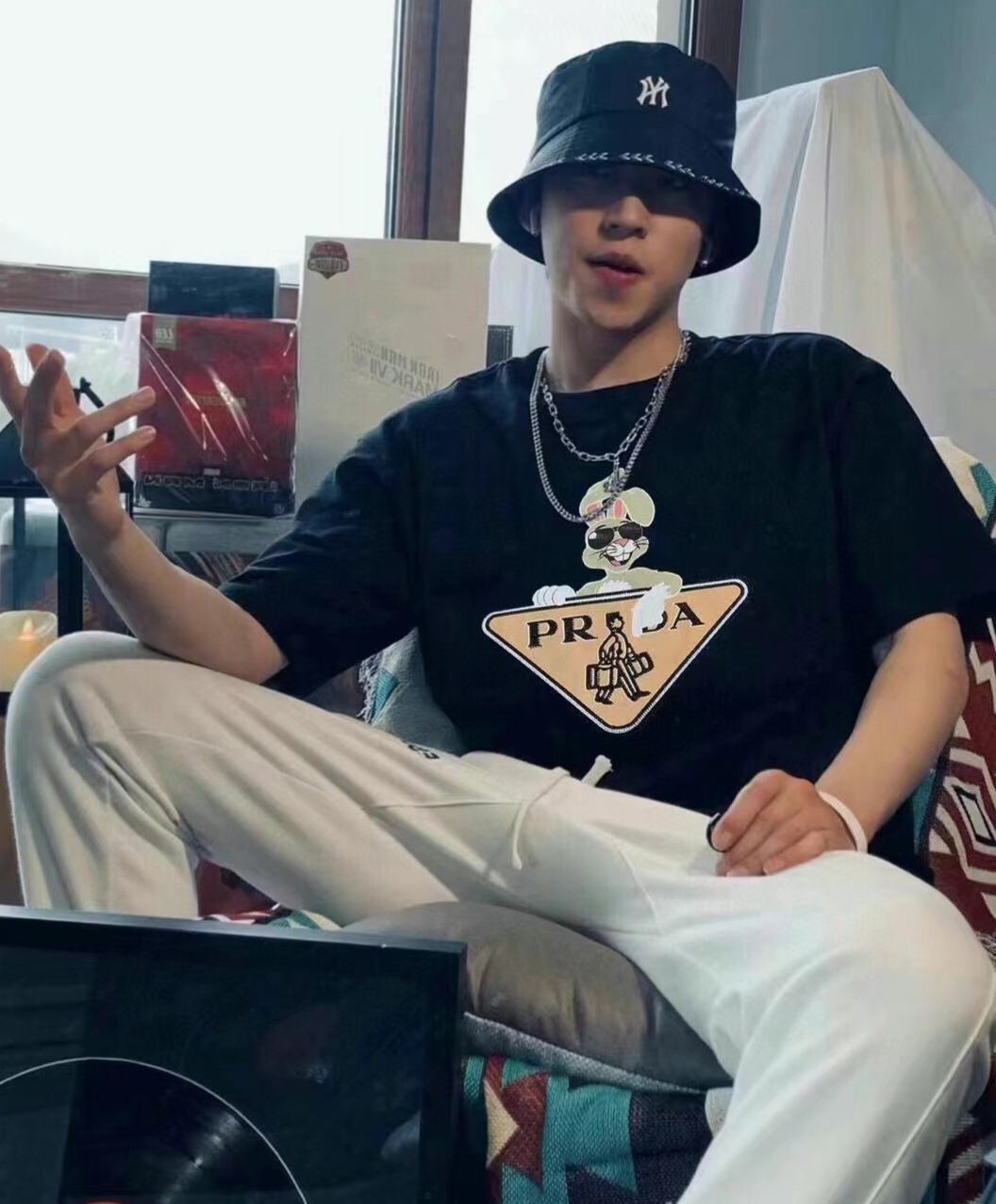 【Prada旗艦店】（プラダ）クラシックでスタイリッシュな半袖スウェットシャツ01440