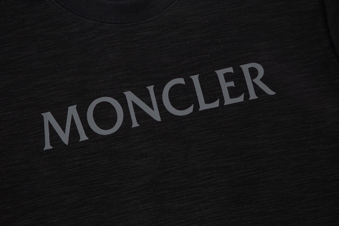 【MONCLER旗艦店】（モンクレール）クラシックでスタイリッシュな半袖スウェットシャツ19