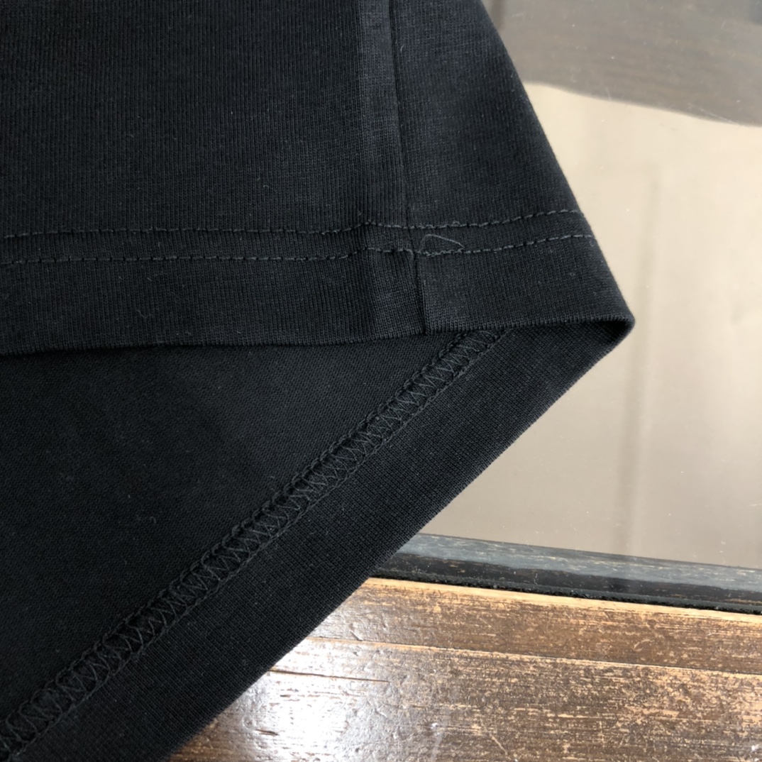 【MONCLER旗艦店】（モンクレール）クラシックでスタイリッシュな半袖スウェットシャツ29