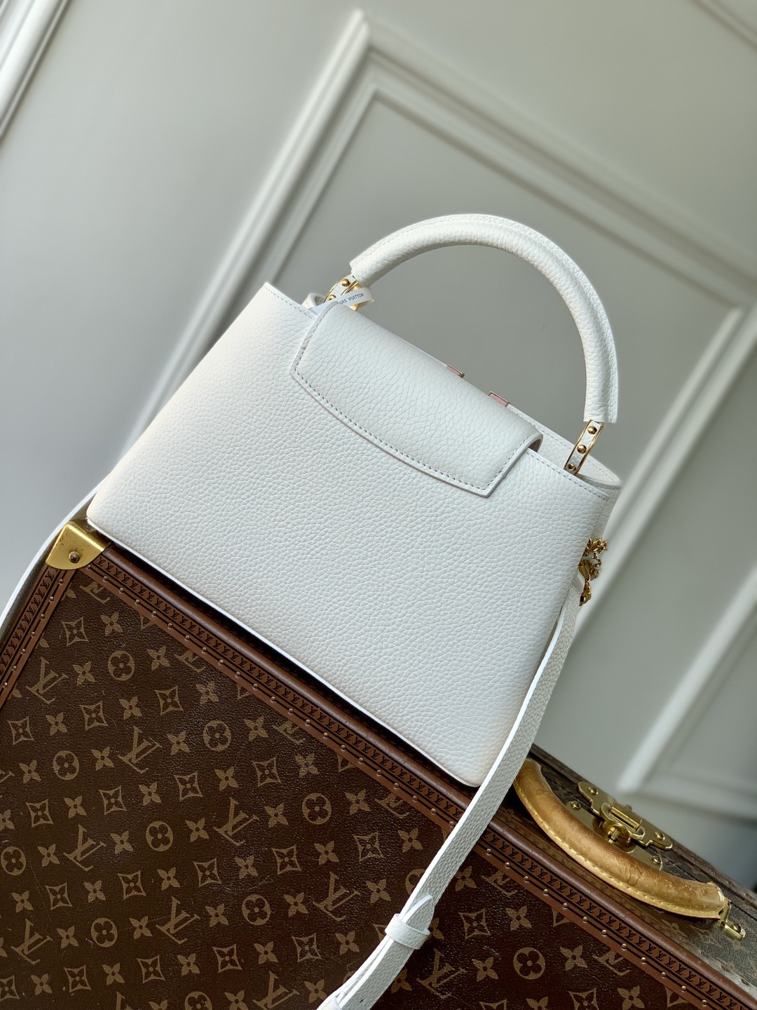 LV 2025新作 Capucinesレディース   チェーン付きハンドバッグ