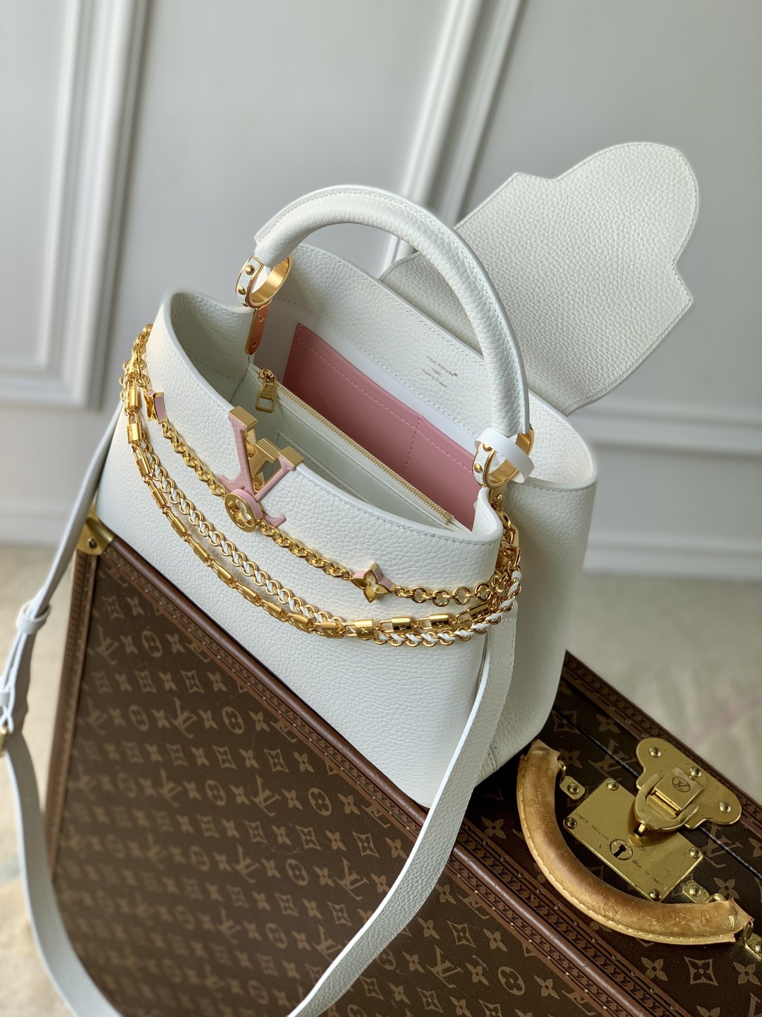 LV 2025新作 Capucinesレディース   チェーン付きハンドバッグ