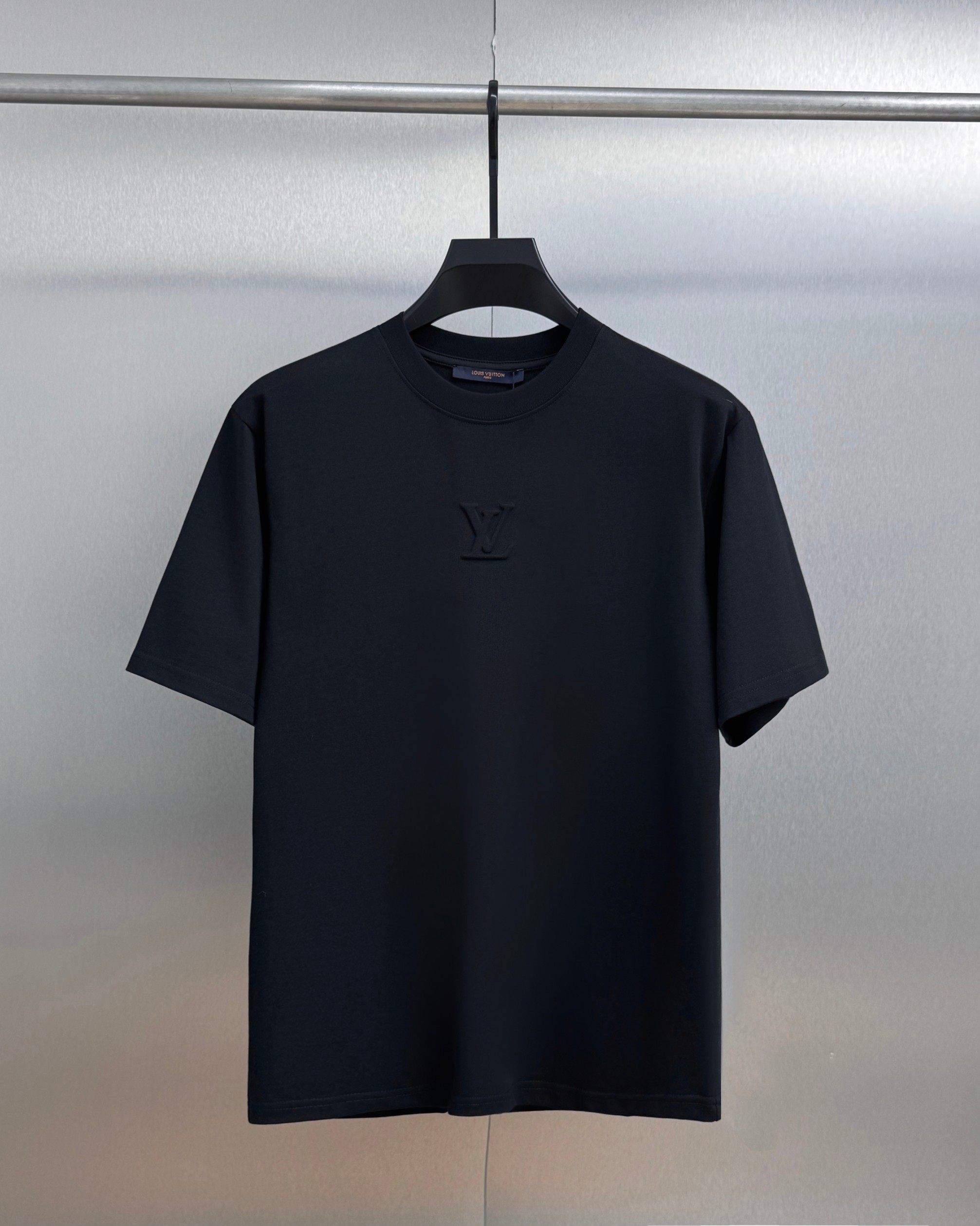 ルイ・ヴィトン エンボスロゴ カジュアル クルーネック 半袖Tシャツ