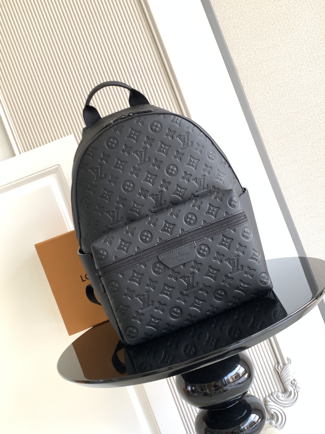 LOUIS VUITTON Discovery モノグラムエンボス ブラック バックパック ルイヴィトン