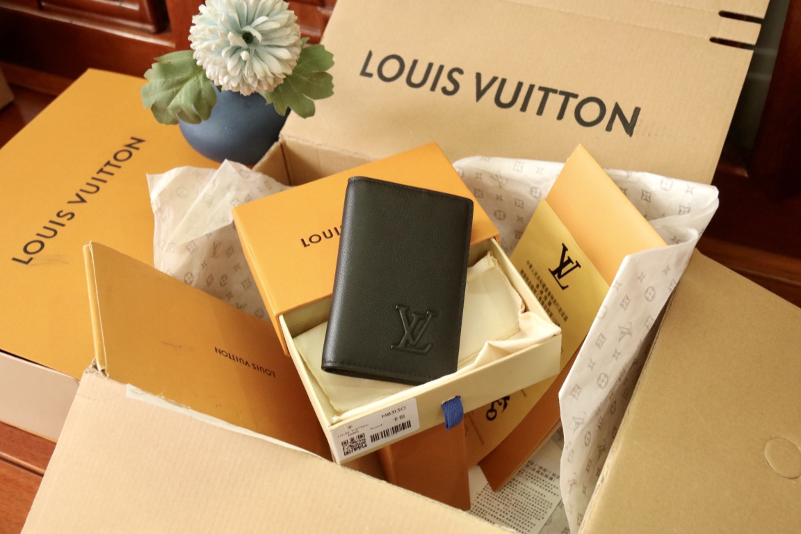 LOUIS VUITTON パスポートケース タイガーレザー ブラック カードスロット付き