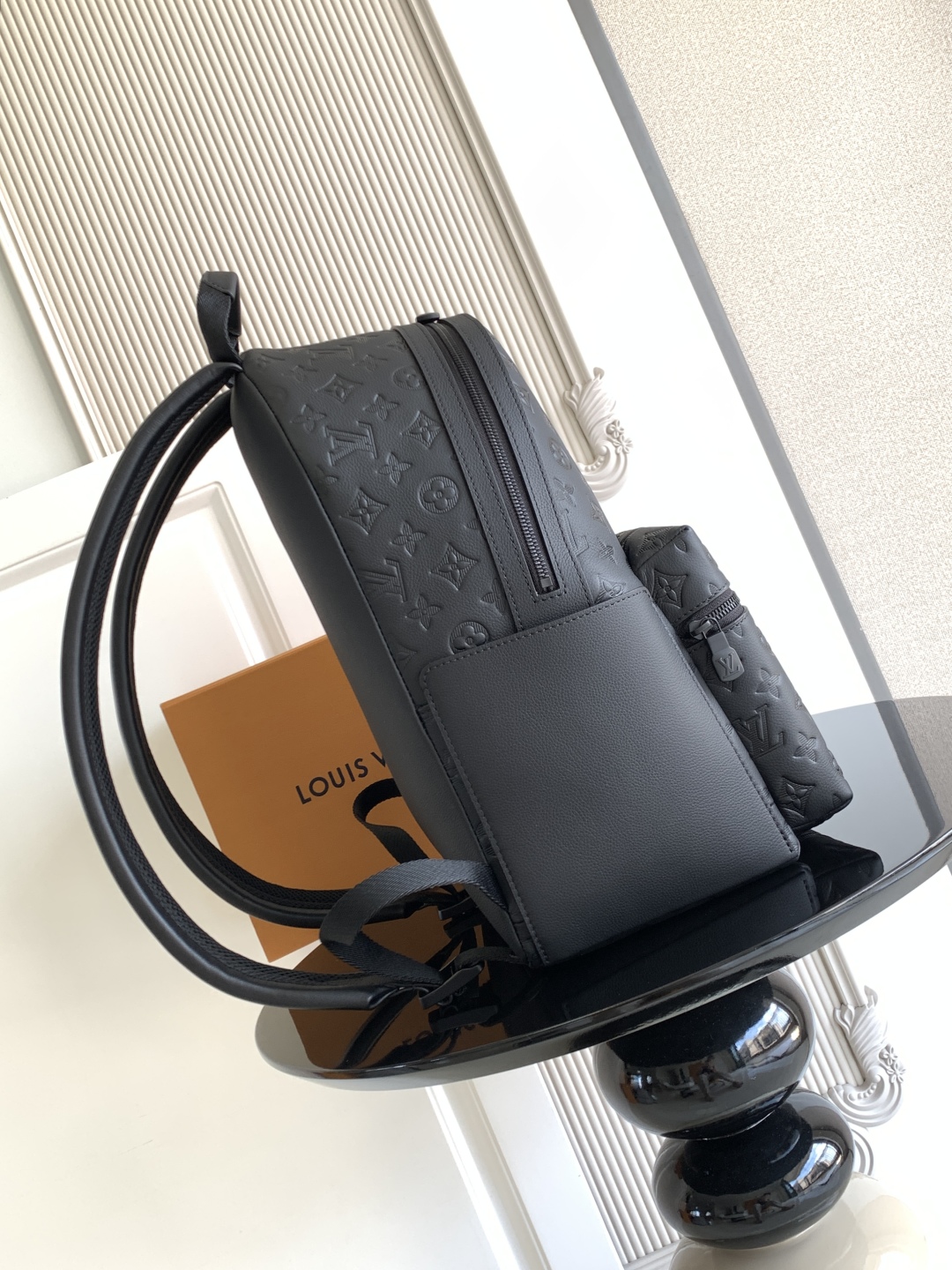 LOUIS VUITTON Discovery モノグラムエンボス ブラック バックパック ルイヴィトン