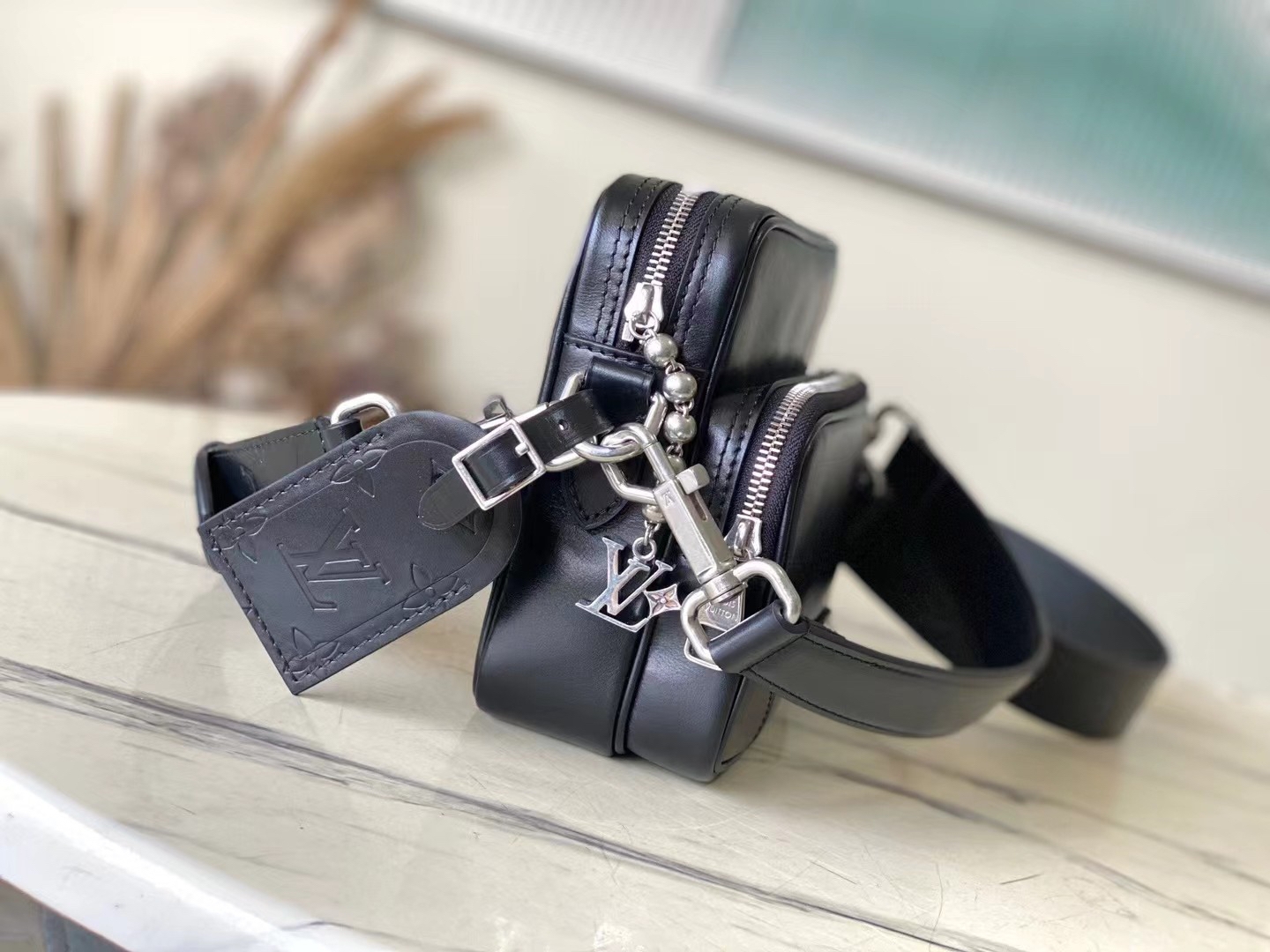 LOUIS VUITTON Nil ブラック スモールグレインレザー シティバッグ ルイヴィトン