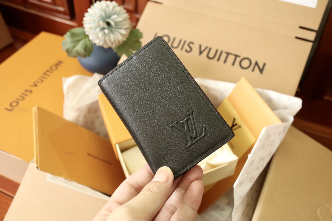 LOUIS VUITTON パスポートケース タイガーレザー ブラック カードスロット付き