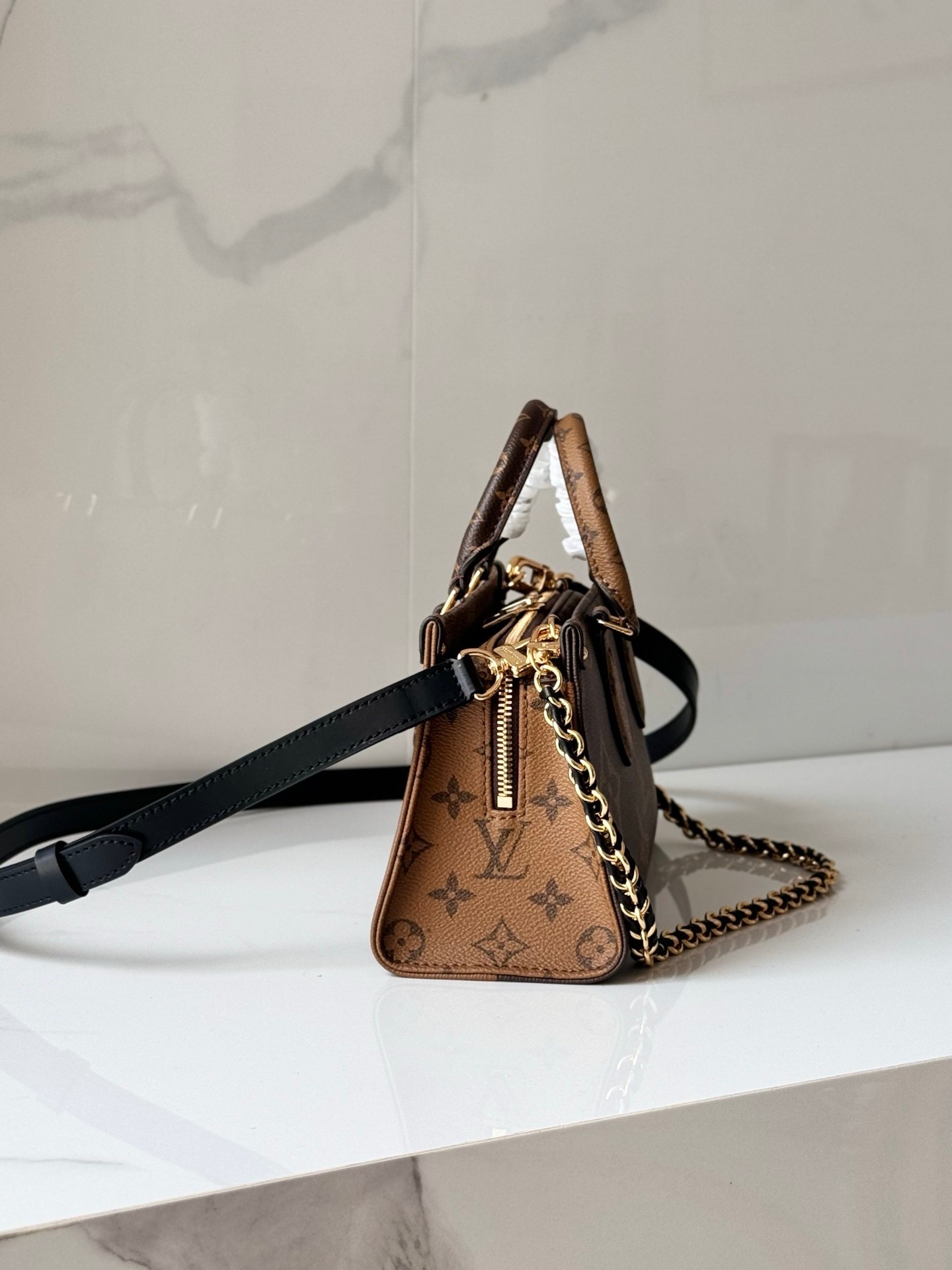 LOUIS VUITTON OnTheGo イーストウエスト チェーン モノグラムジャイアント リバース クロスボディバッグ ルイヴィトン