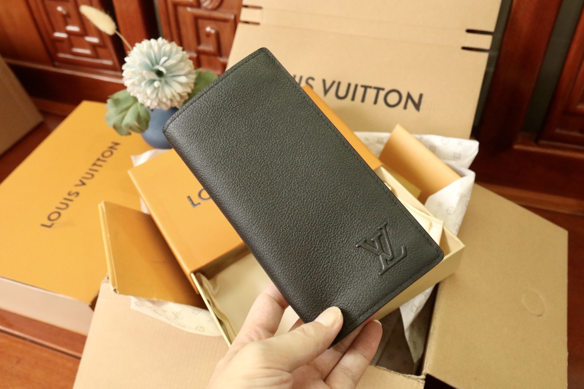 LOUIS VUITTON ポルトフォイユ・ブラザ タイガーレザー ブラック 二つ折り ロングウォレット