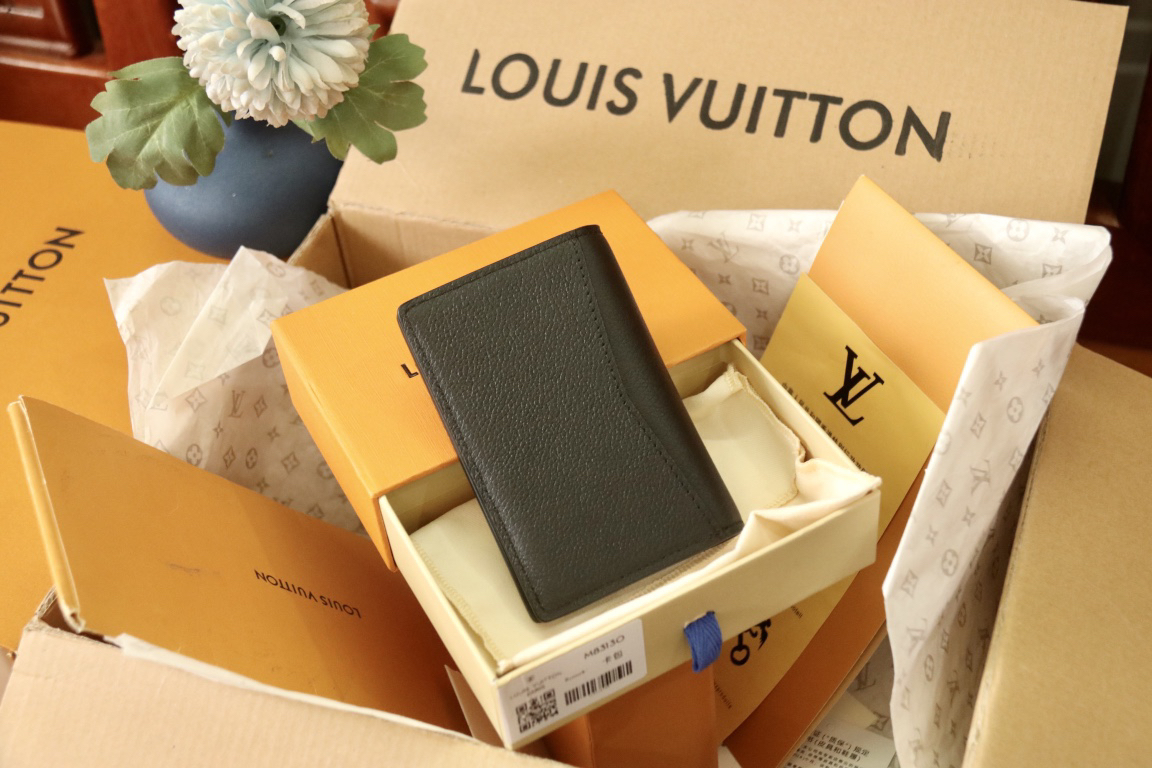 LOUIS VUITTON パスポートケース タイガーレザー ブラック カードスロット付き