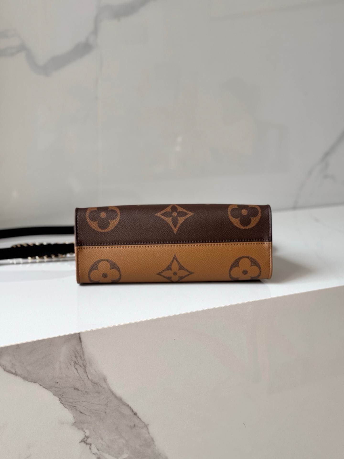 LOUIS VUITTON OnTheGo イーストウエスト チェーン モノグラムジャイアント リバース クロスボディバッグ ルイヴィトン