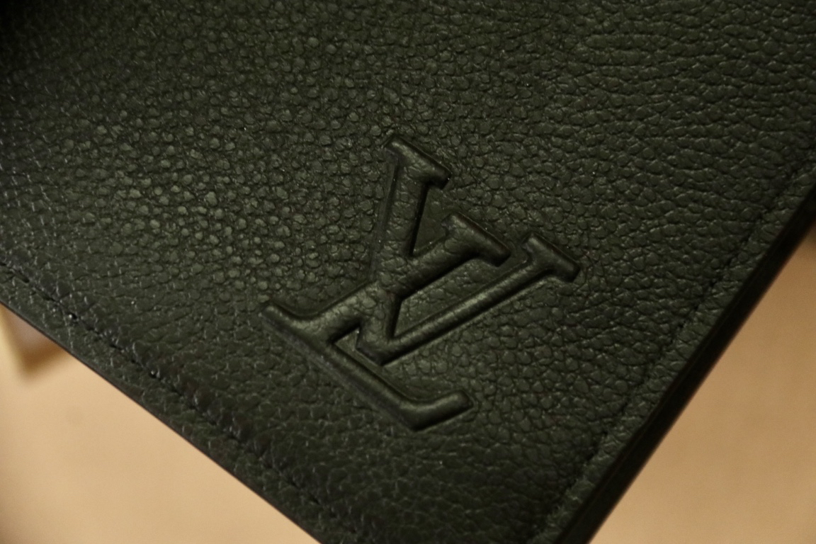 LOUIS VUITTON ポルトフォイユ・ブラザ タイガーレザー ブラック 二つ折り ロングウォレット