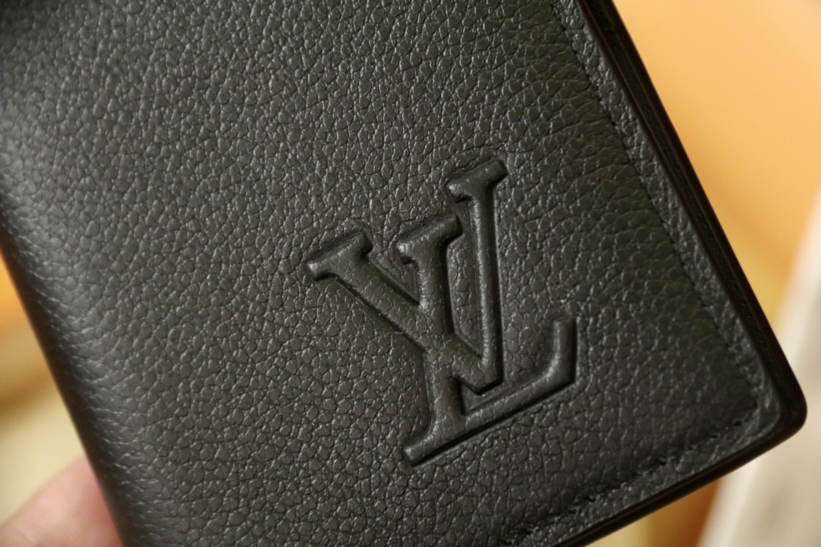 LOUIS VUITTON パスポートケース タイガーレザー ブラック カードスロット付き