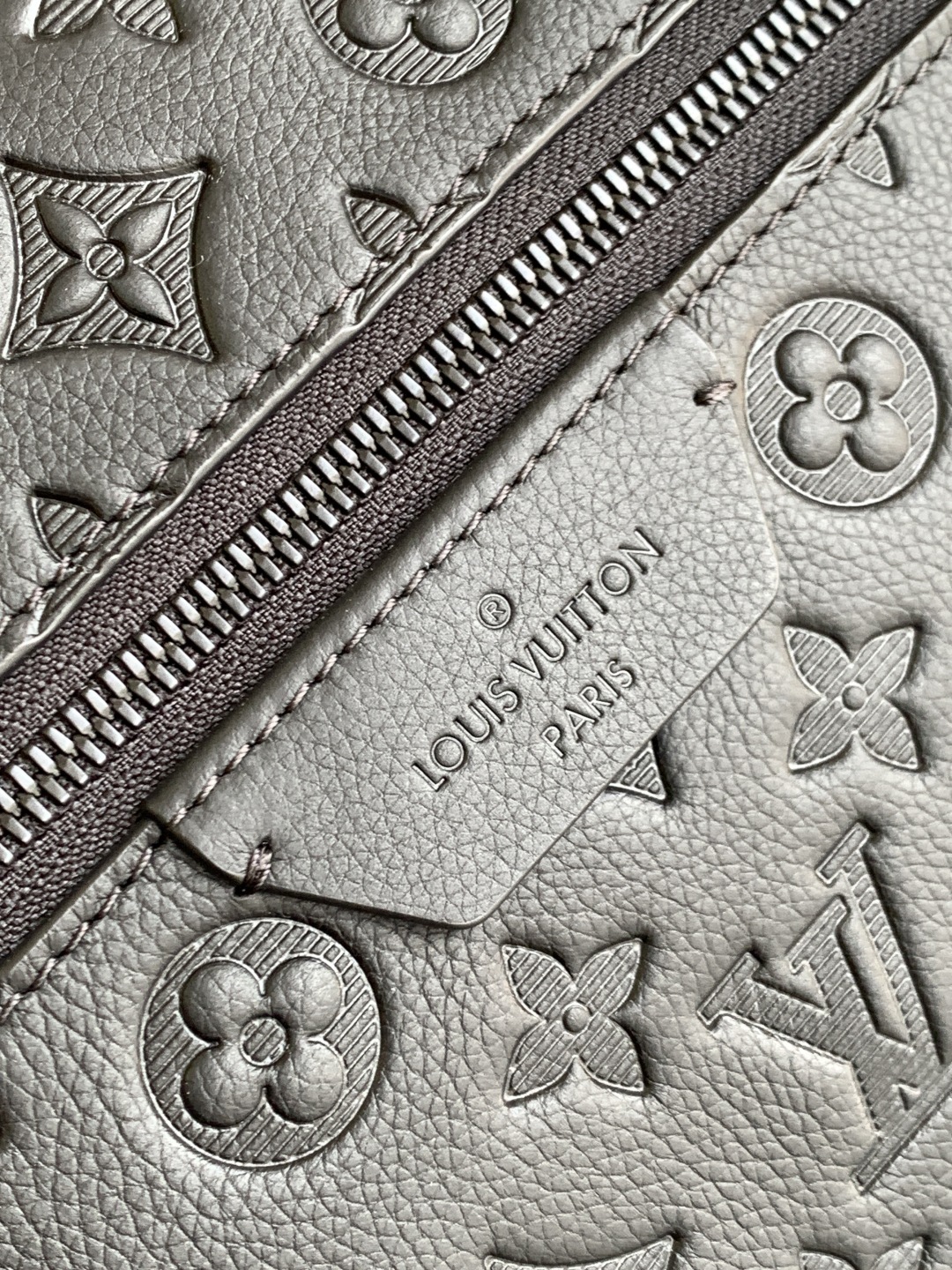 LOUIS VUITTON Discovery モノグラムエンボス ブラック バックパック ルイヴィトン