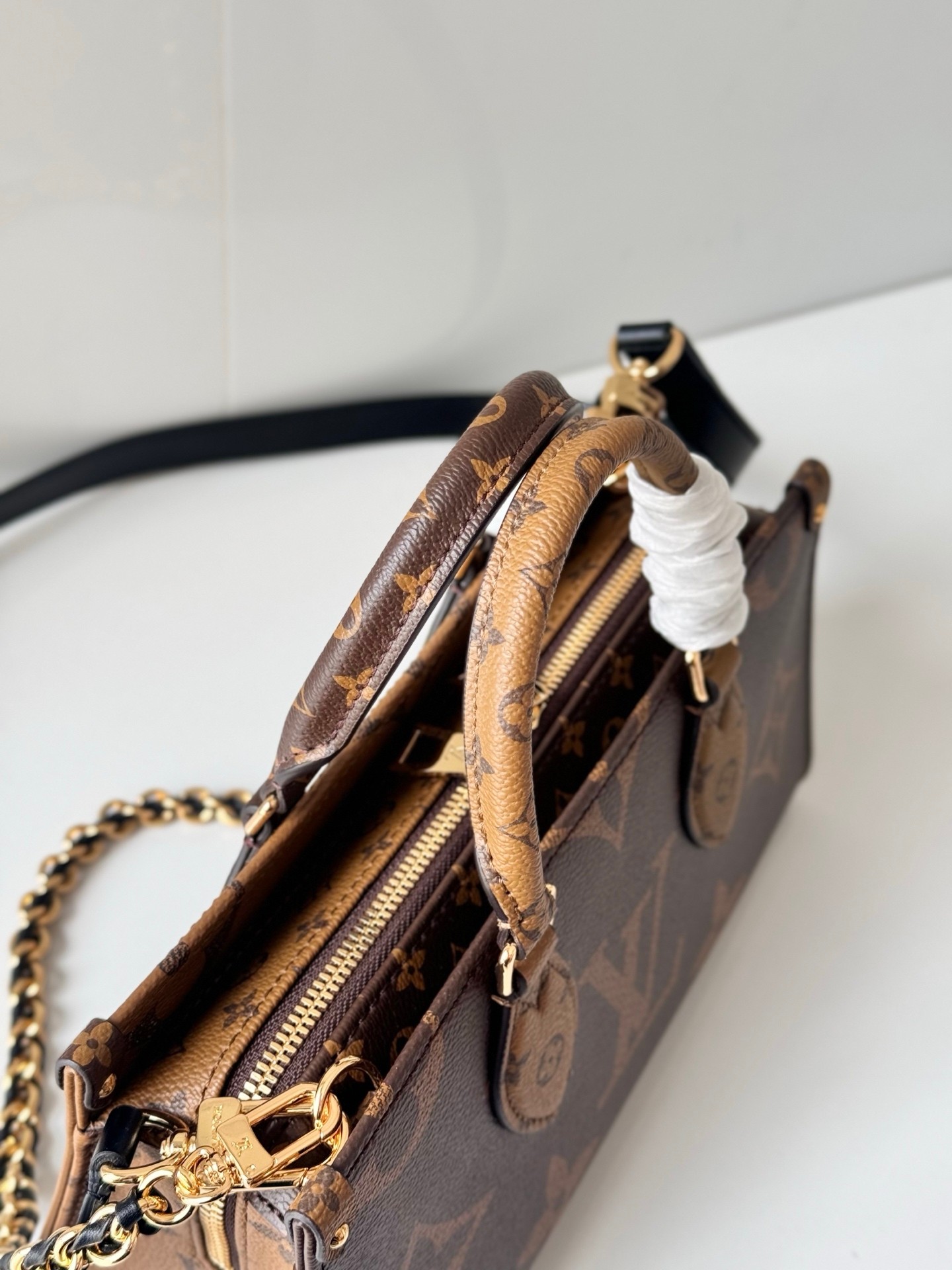 LOUIS VUITTON OnTheGo イーストウエスト チェーン モノグラムジャイアント リバース クロスボディバッグ ルイヴィトン