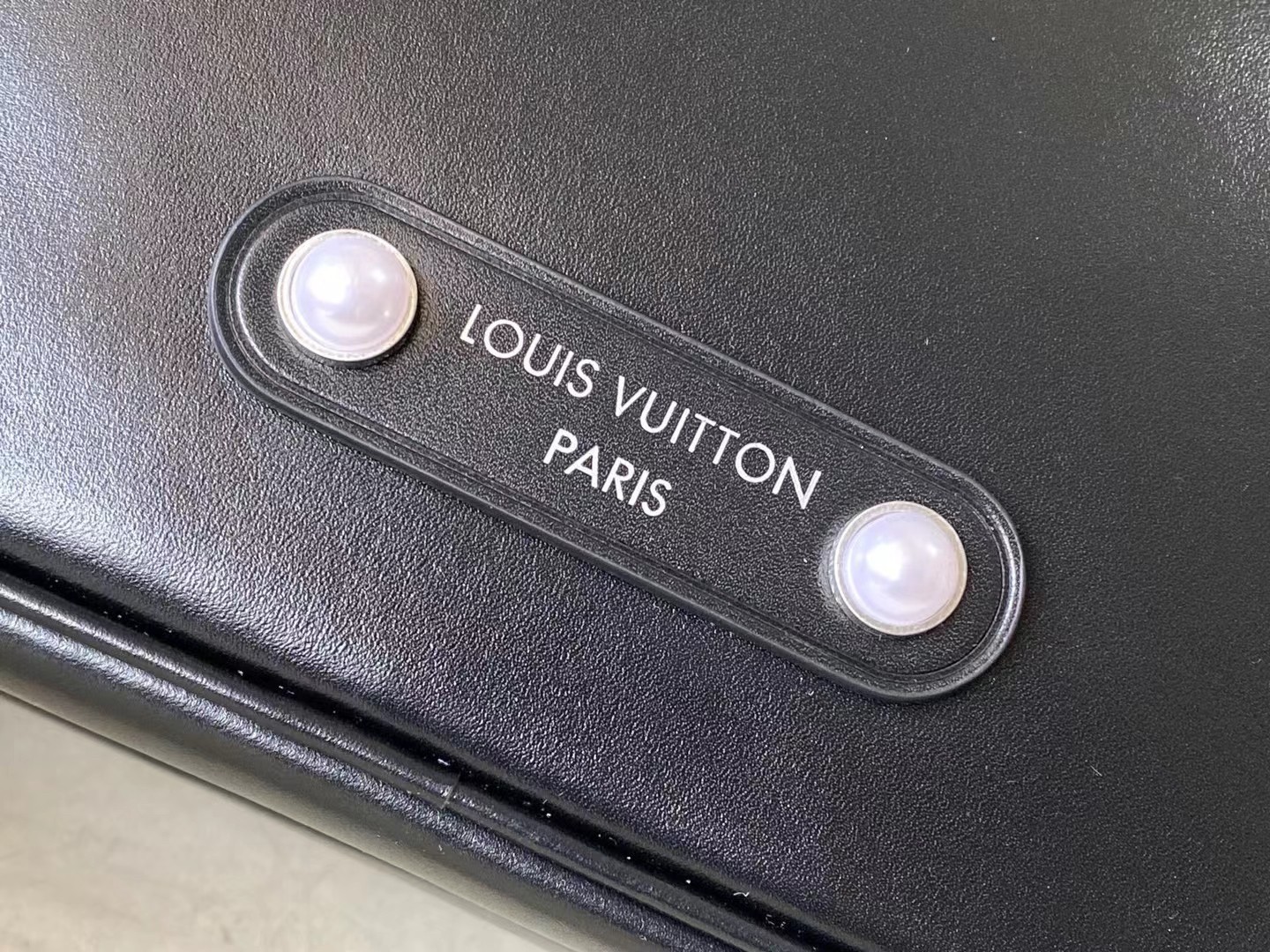 LOUIS VUITTON Nil ブラック スモールグレインレザー シティバッグ ルイヴィトン