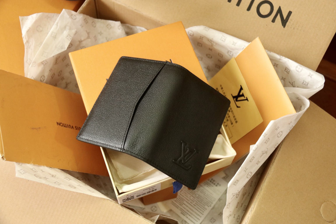 LOUIS VUITTON パスポートケース タイガーレザー ブラック カードスロット付き