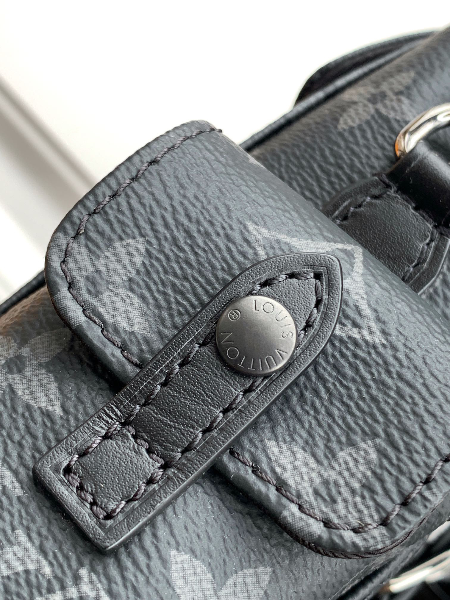 LOUIS VUITTON Nano Christopher モノグラム エクリプス クロスボディバッグ ルイヴィトン