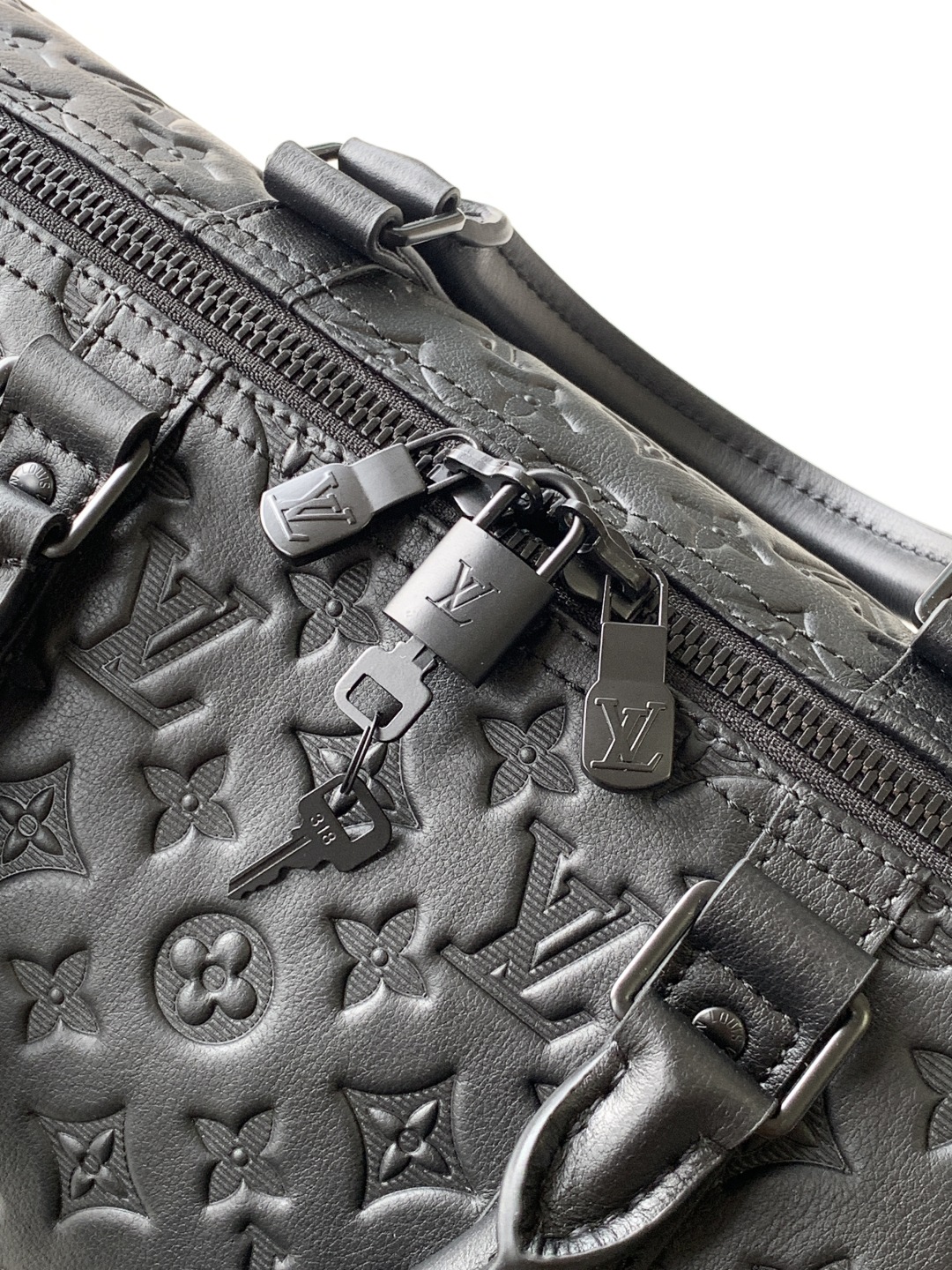 LOUIS VUITTON モノグラムシャドウ エンボスレザー キャリーオンバッグ マットブラック金具 ルイヴィトン